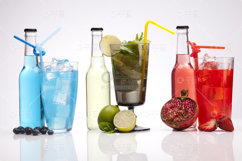 白色酒泉與水果的異國情調(diào) 一場(chǎng)孤獨(dú)的酒精儀式